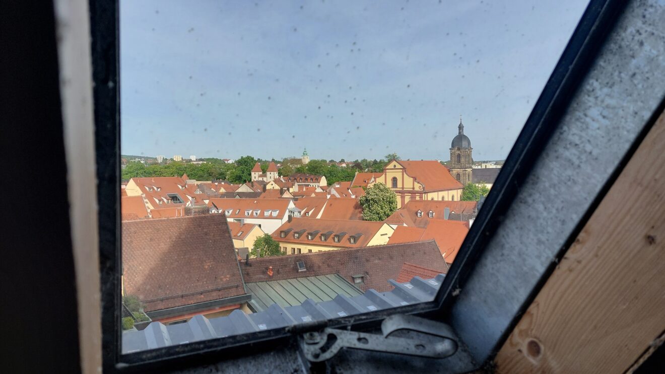 Blick aus einem Dachfenster der Basilika St. Martin auf die Paulanerkirche.